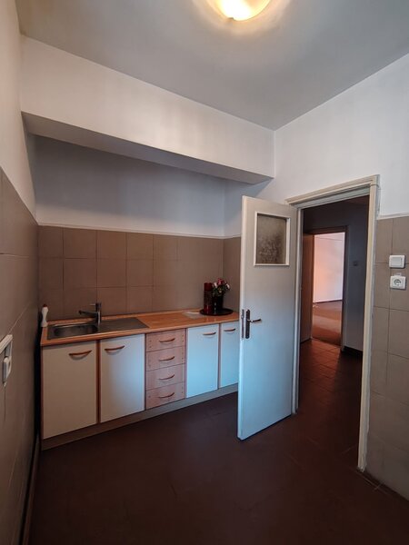 Piata Amzei, Magheru, 4 camere.